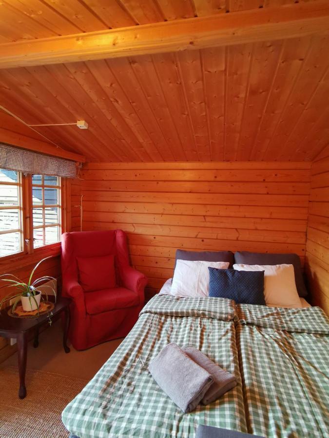Timber Cottages With Jacuzzi And Sauna Near Lake Vaenern Karlstad Ngoại thất bức ảnh