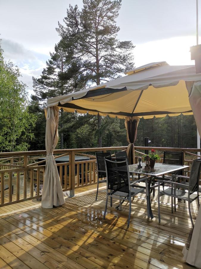 Timber Cottages With Jacuzzi And Sauna Near Lake Vaenern Karlstad Ngoại thất bức ảnh