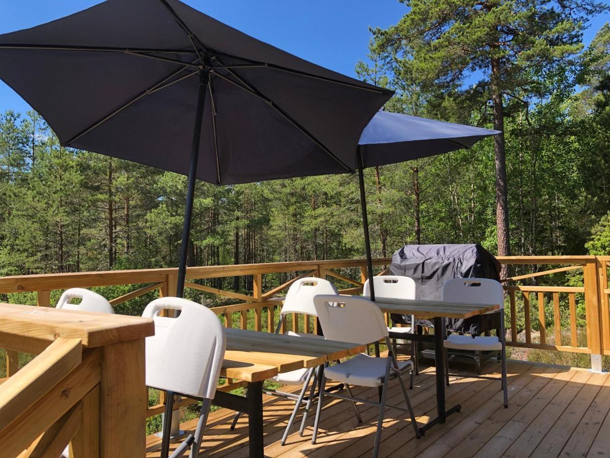 Timber Cottages With Jacuzzi And Sauna Near Lake Vaenern Karlstad Ngoại thất bức ảnh