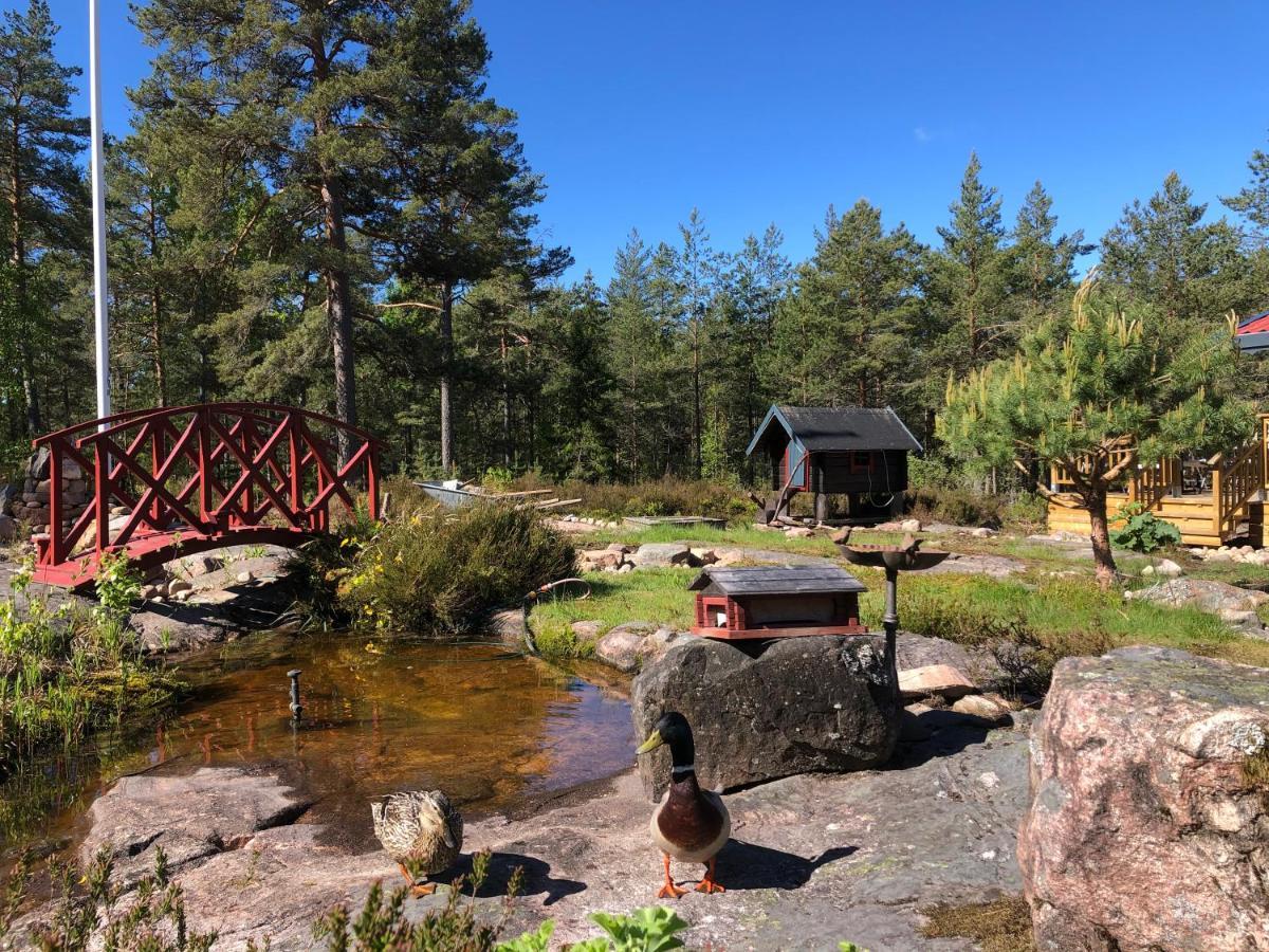 Timber Cottages With Jacuzzi And Sauna Near Lake Vaenern Karlstad Ngoại thất bức ảnh