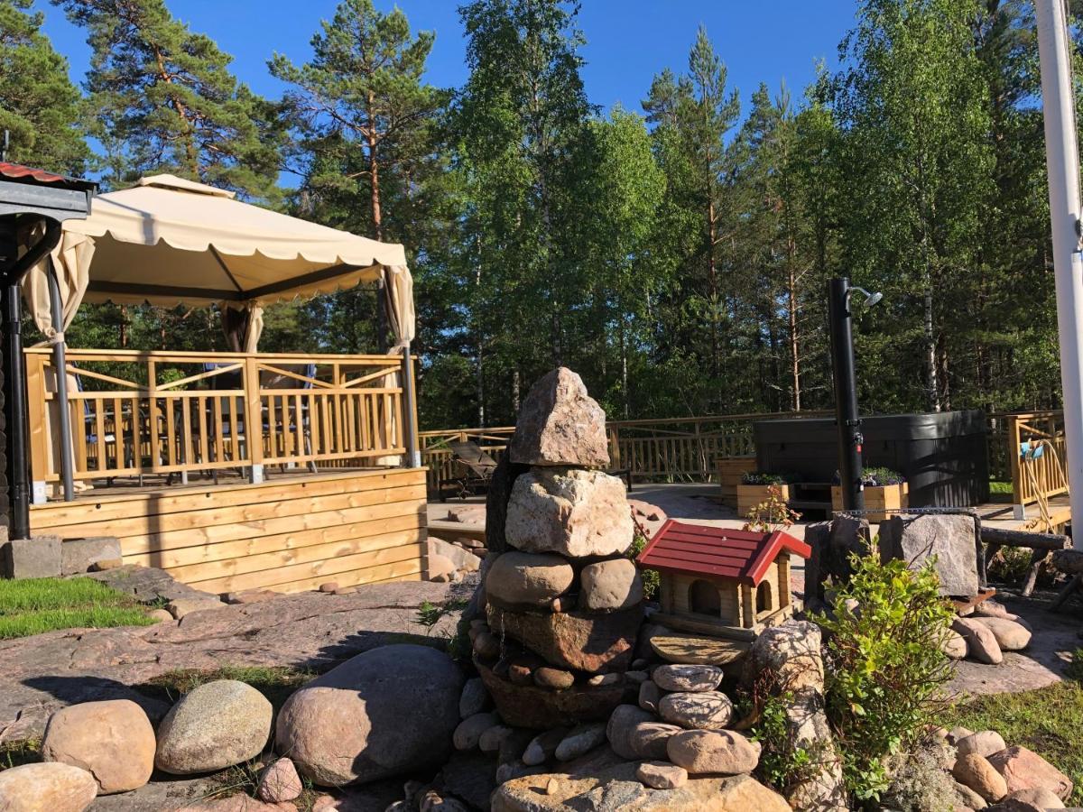 Timber Cottages With Jacuzzi And Sauna Near Lake Vaenern Karlstad Ngoại thất bức ảnh