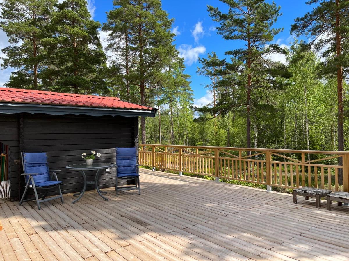 Timber Cottages With Jacuzzi And Sauna Near Lake Vaenern Karlstad Ngoại thất bức ảnh