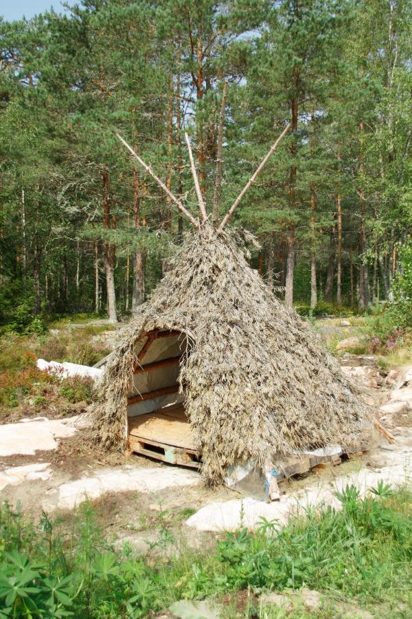 Timber Cottages With Jacuzzi And Sauna Near Lake Vaenern Karlstad Ngoại thất bức ảnh