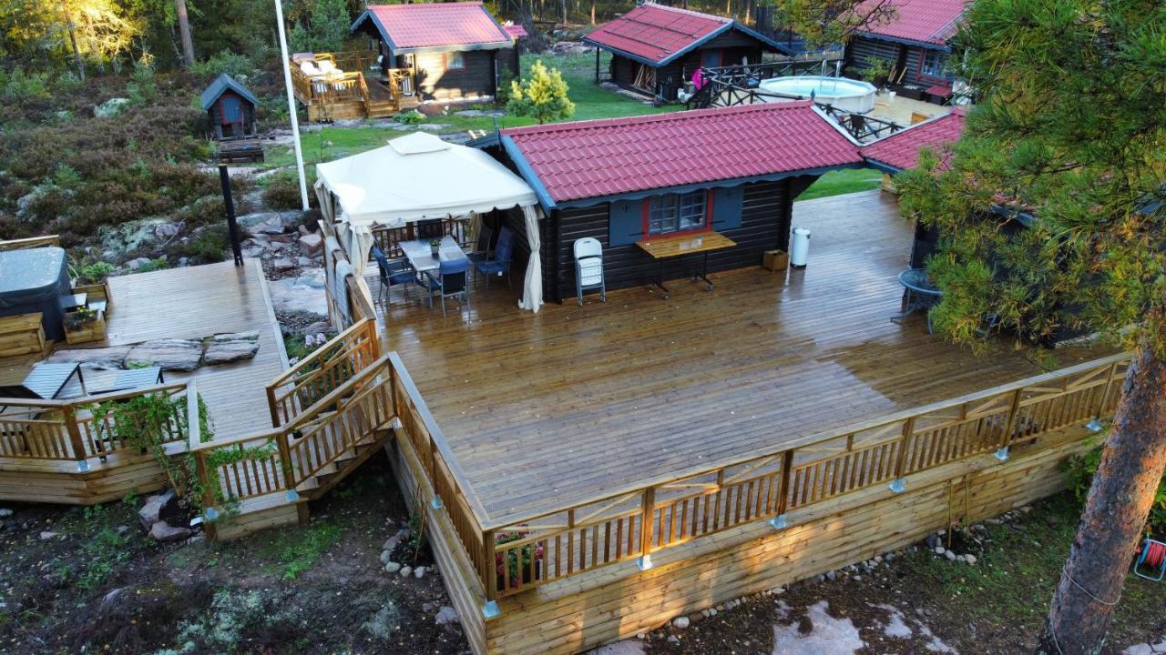 Timber Cottages With Jacuzzi And Sauna Near Lake Vaenern Karlstad Ngoại thất bức ảnh