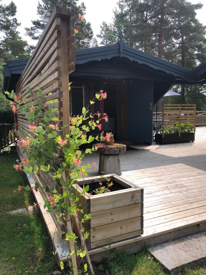 Timber Cottages With Jacuzzi And Sauna Near Lake Vaenern Karlstad Ngoại thất bức ảnh