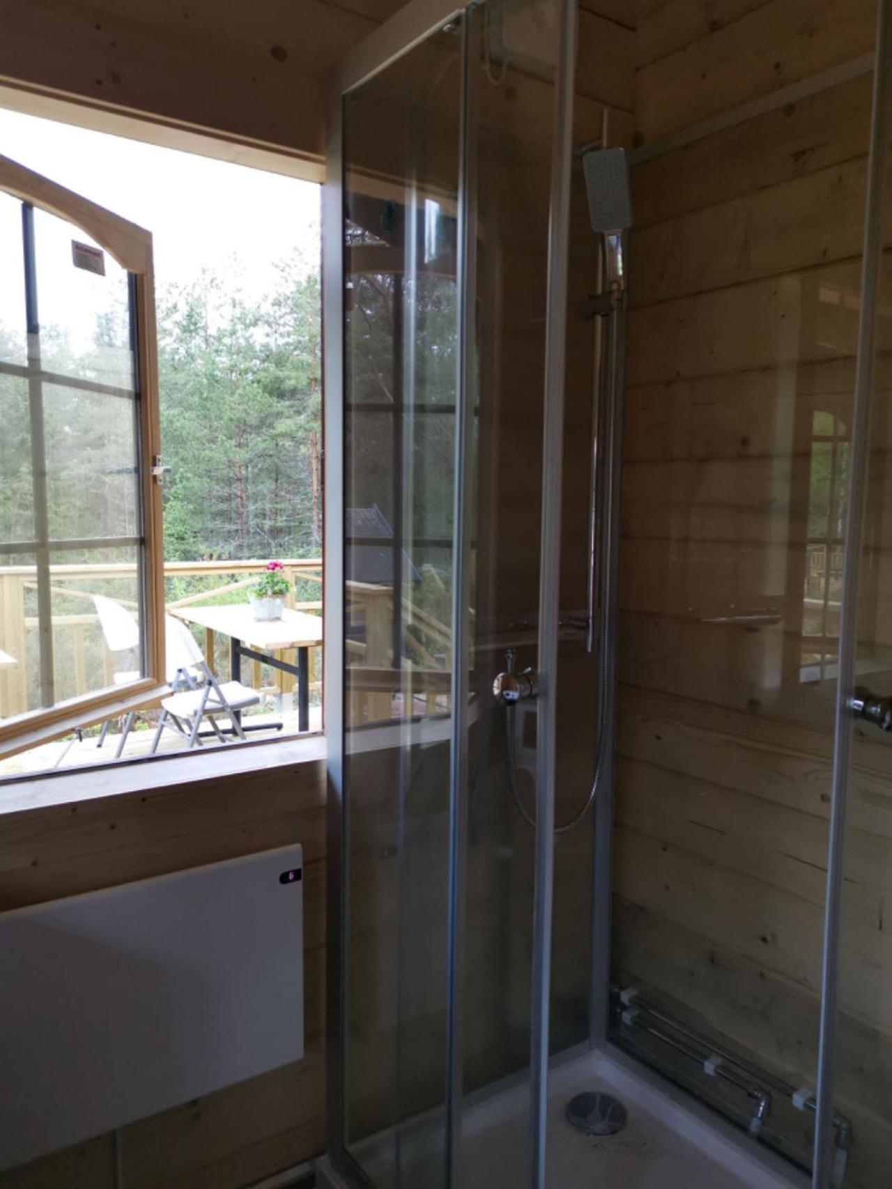 Timber Cottages With Jacuzzi And Sauna Near Lake Vaenern Karlstad Ngoại thất bức ảnh