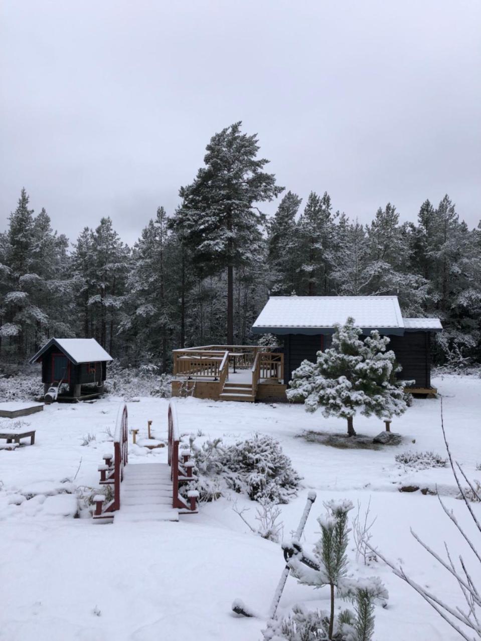 Timber Cottages With Jacuzzi And Sauna Near Lake Vaenern Karlstad Ngoại thất bức ảnh