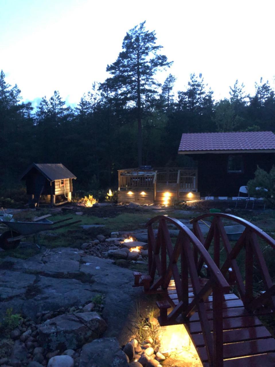 Timber Cottages With Jacuzzi And Sauna Near Lake Vaenern Karlstad Ngoại thất bức ảnh