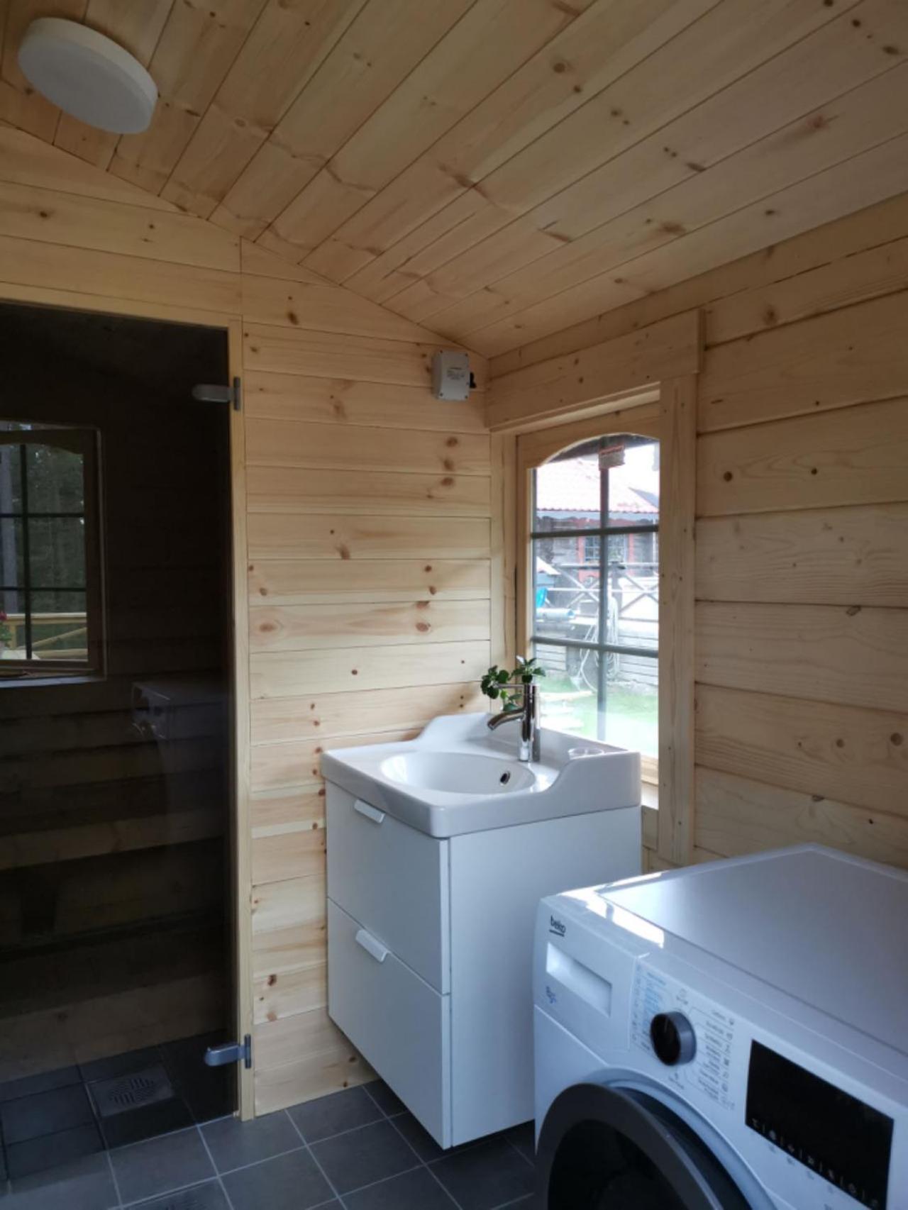 Timber Cottages With Jacuzzi And Sauna Near Lake Vaenern Karlstad Ngoại thất bức ảnh