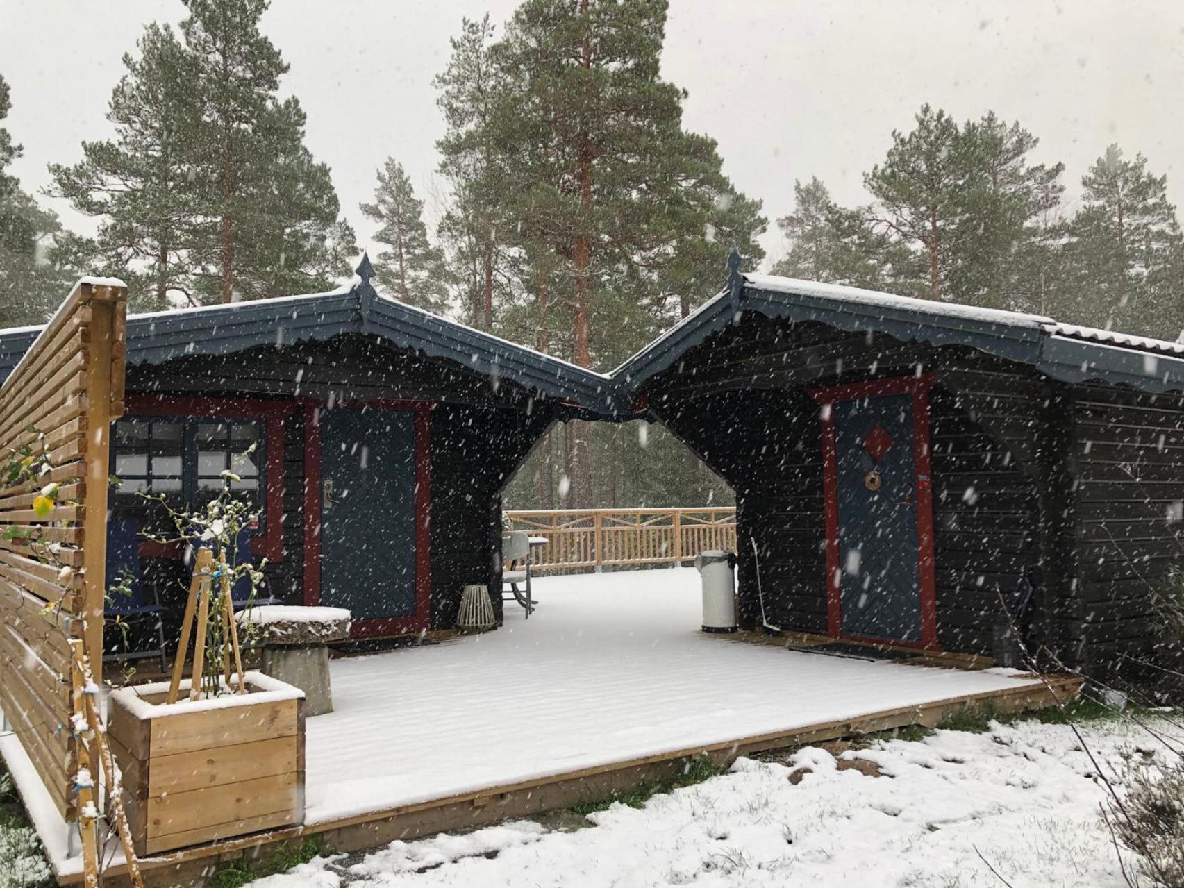 Timber Cottages With Jacuzzi And Sauna Near Lake Vaenern Karlstad Ngoại thất bức ảnh