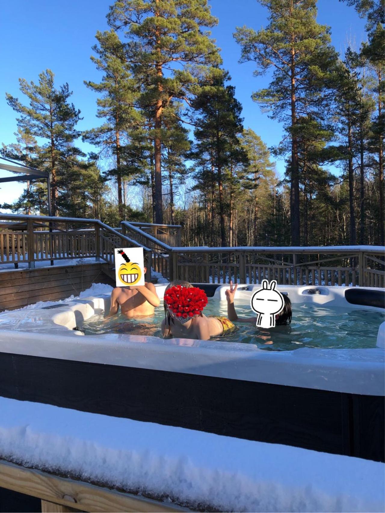 Timber Cottages With Jacuzzi And Sauna Near Lake Vaenern Karlstad Ngoại thất bức ảnh